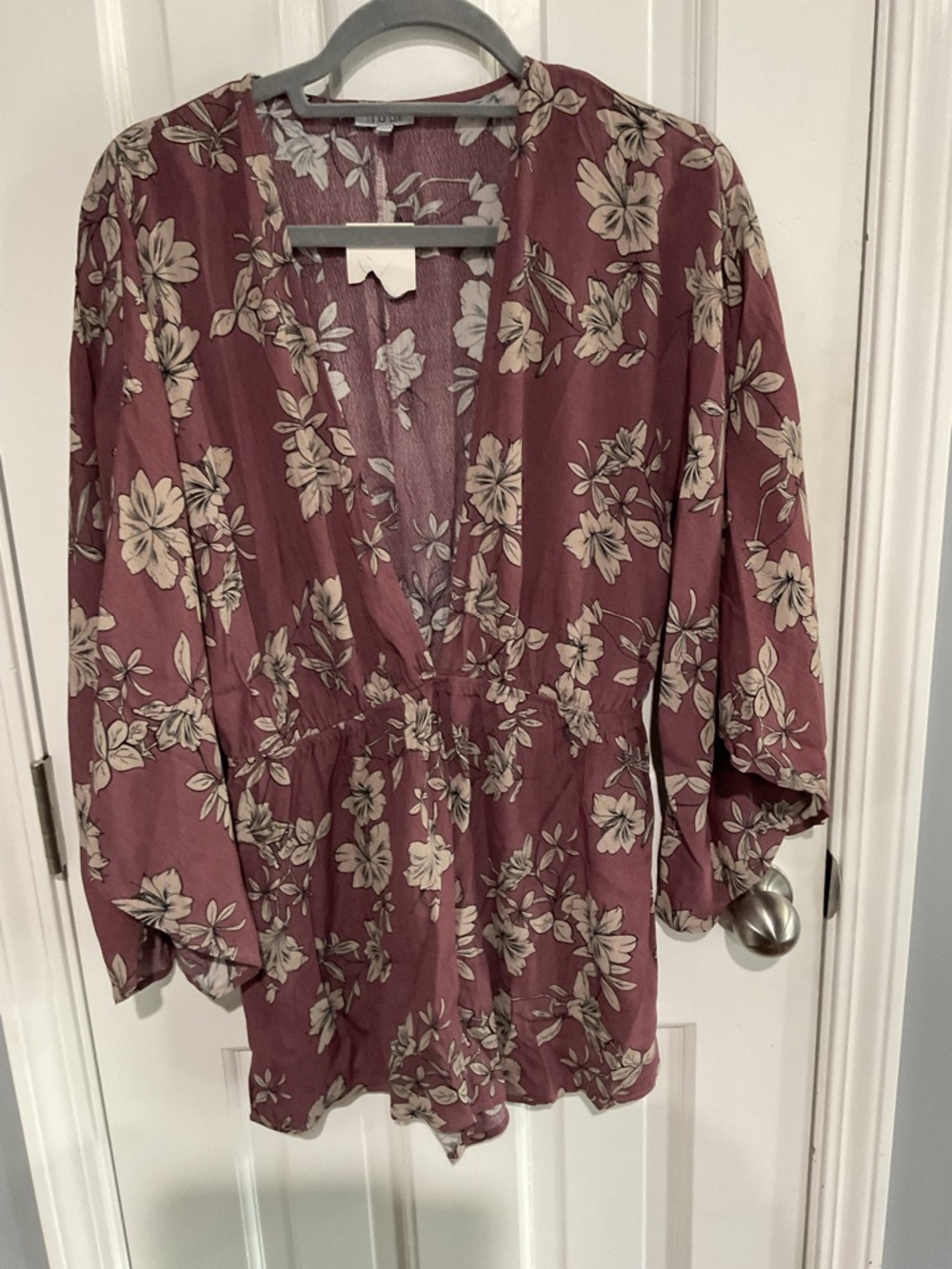Like New Tobi Kimono Sleeve Romper Mauve Floral Deep Front Plunge Neck Medium
